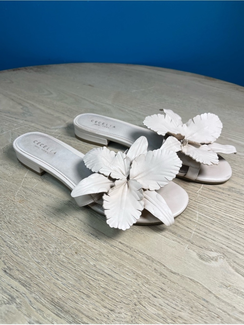 Cecilia New York Cream Lila Hibiscus Flower Slide Womens Size 9 (49)